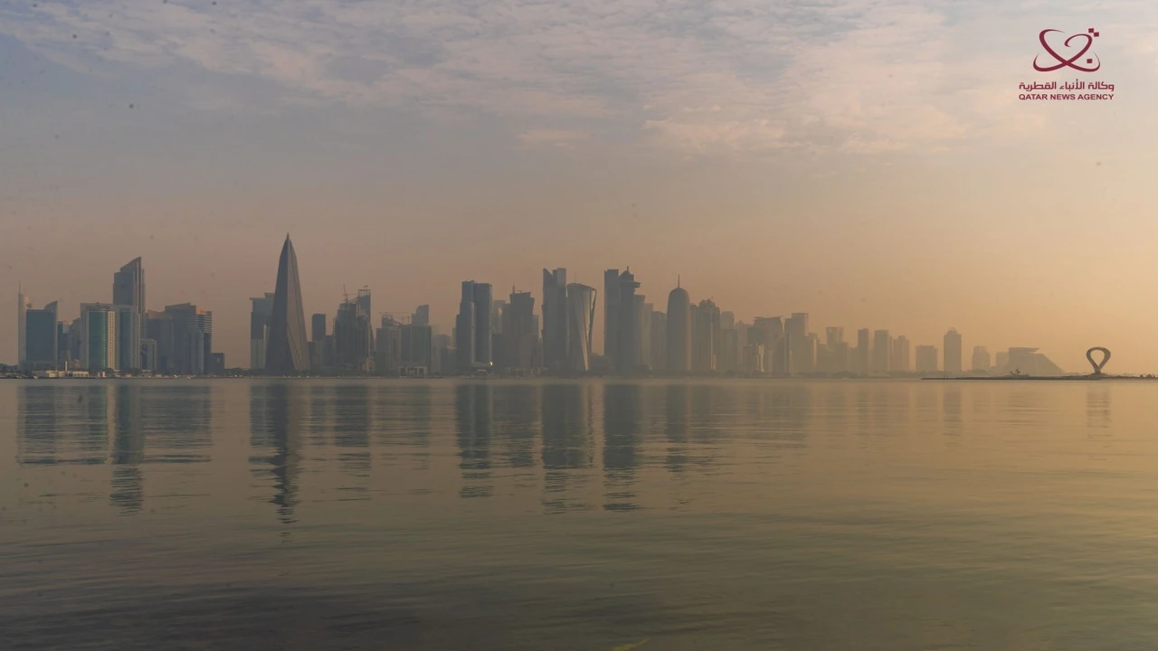 طقس حار نهارًا على الساحل مع صفاء في البحر